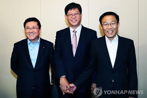 مدراء شركتي سامسونج و LG بعد الاتفاق